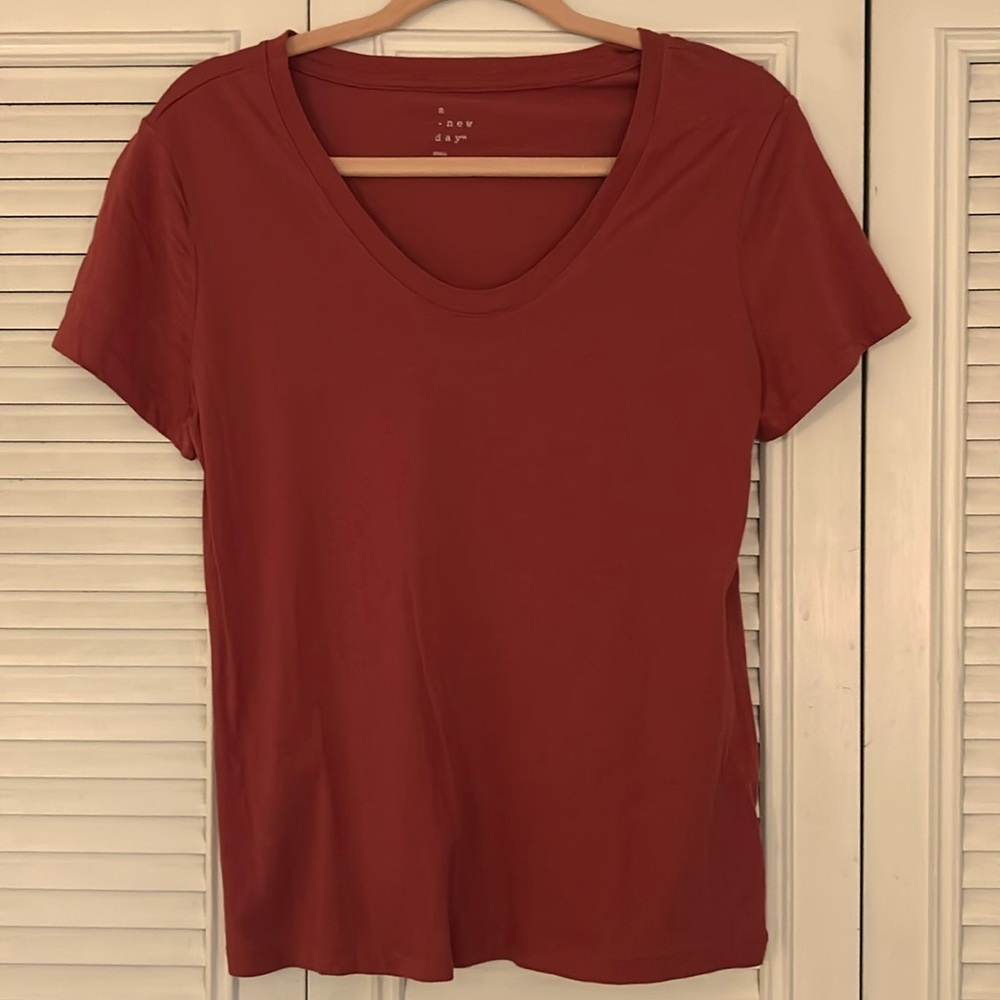 Small Reddish tee
